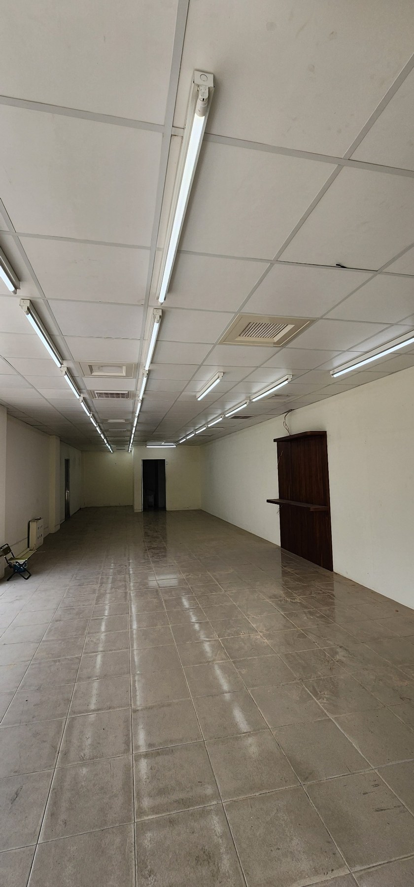 安全帽店改造前空間