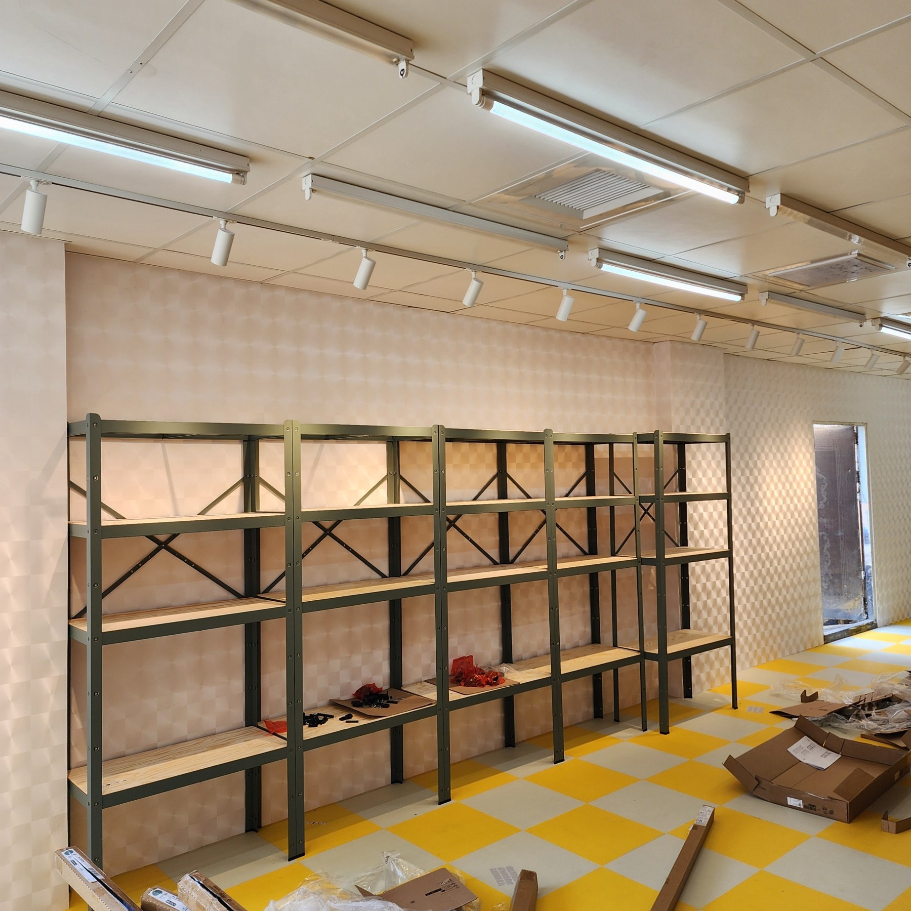 安全帽展示架與壁面施工完成