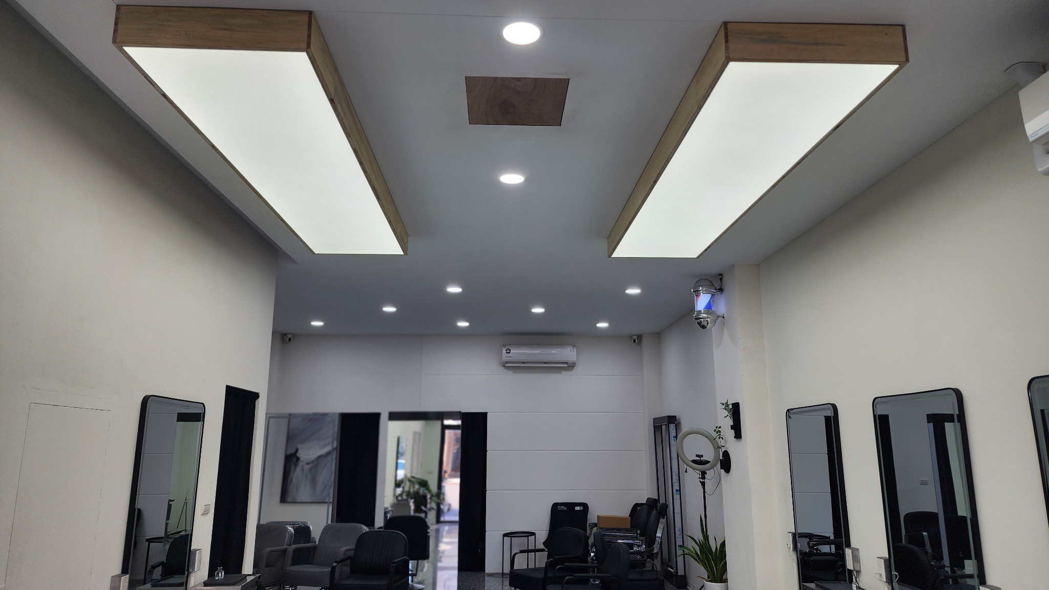 完工後兩組長方形光膜燈點亮的室內全景